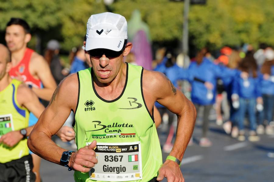 Miles de personas participan en la prueba que gana Kitwara con el récord del Maratón de Valencia