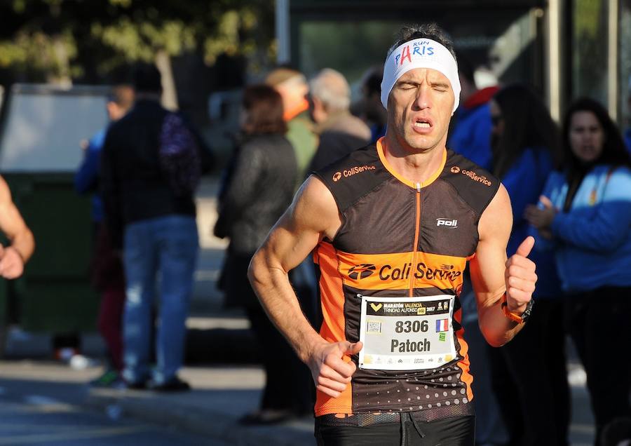 Miles de personas participan en la prueba que gana Kitwara con el récord del Maratón de Valencia