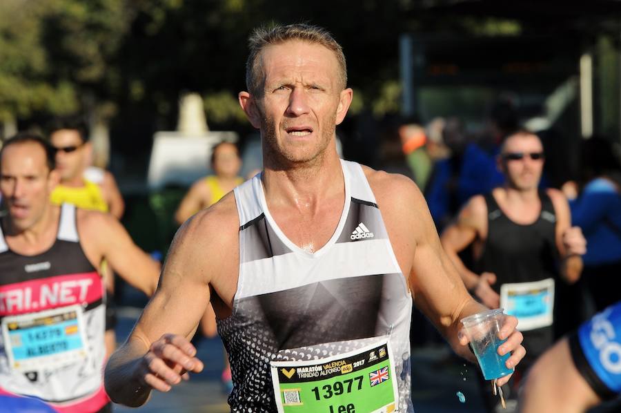 Miles de personas participan en la prueba que gana Kitwara con el récord del Maratón de Valencia