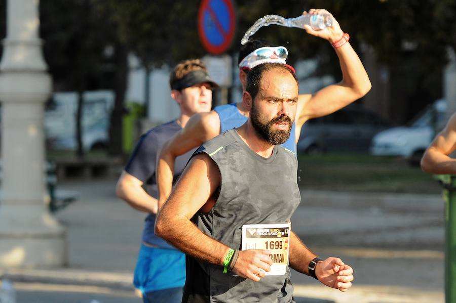 Miles de personas participan en la prueba que gana Kitwara con el récord del Maratón de Valencia