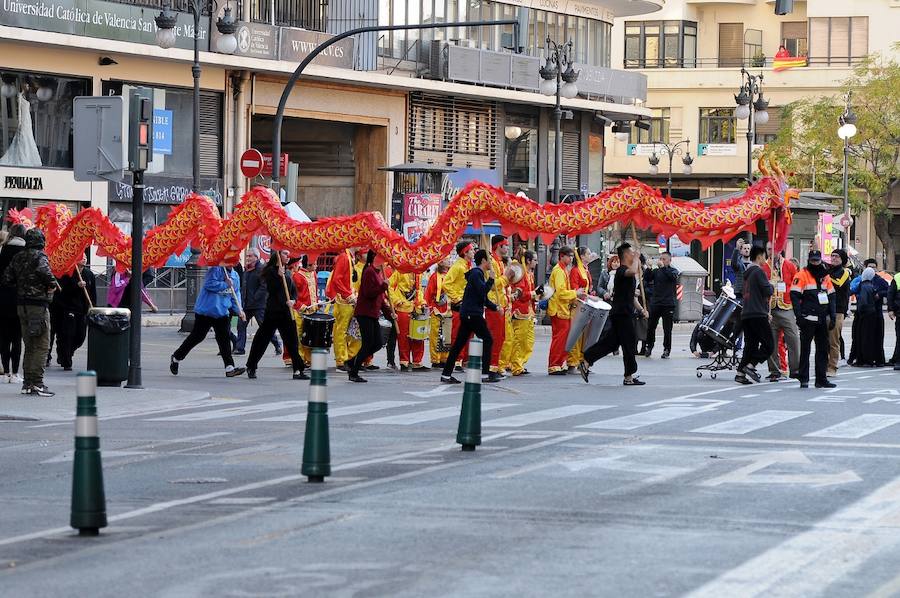 Miles de personas participan en la prueba que gana Kitwara con el récord del Maratón de Valencia