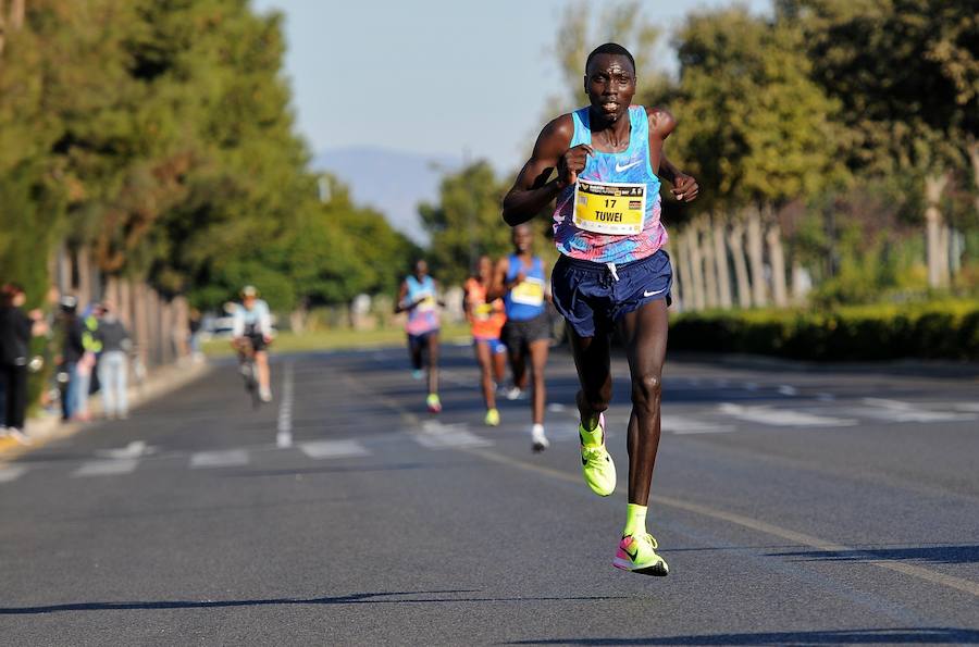 Miles de personas participan en la prueba que gana Kitwara con el récord del Maratón de Valencia