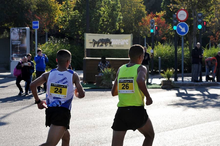 Miles de personas participan en la prueba que gana Kitwara con el récord del Maratón de Valencia