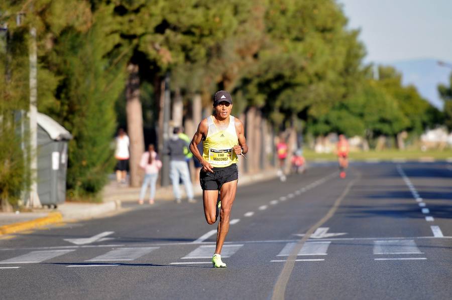 Miles de personas participan en la prueba que gana Kitwara con el récord del Maratón de Valencia