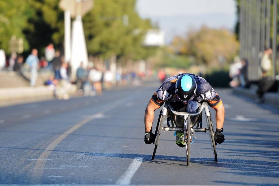 Miles de personas participan en la prueba que gana Kitwara con el récord del Maratón de Valencia