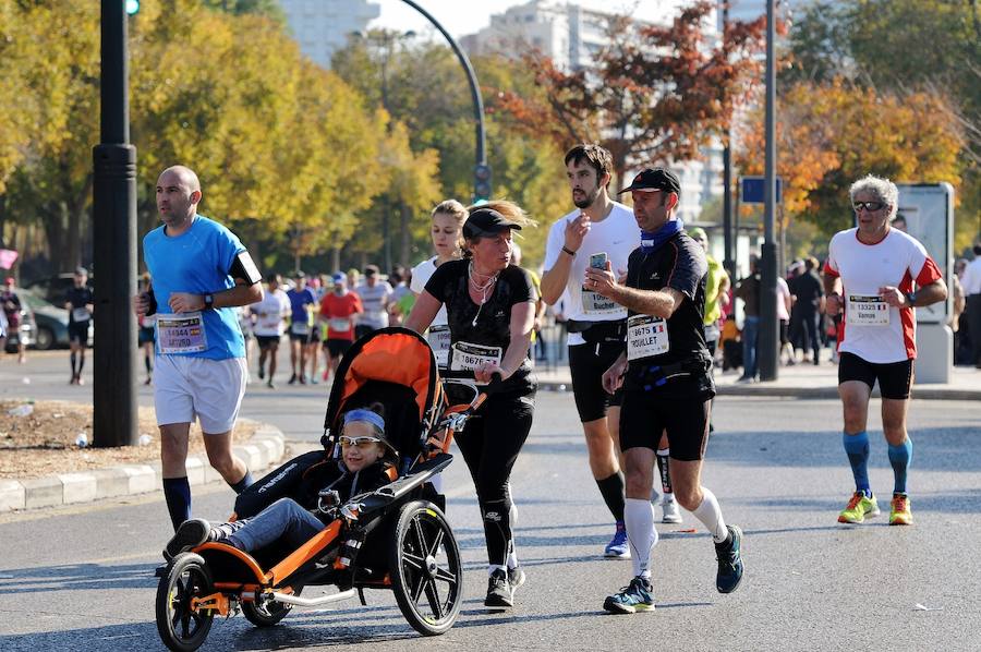 Miles de personas participan en la prueba que gana Kitwara con el récord del Maratón de Valencia