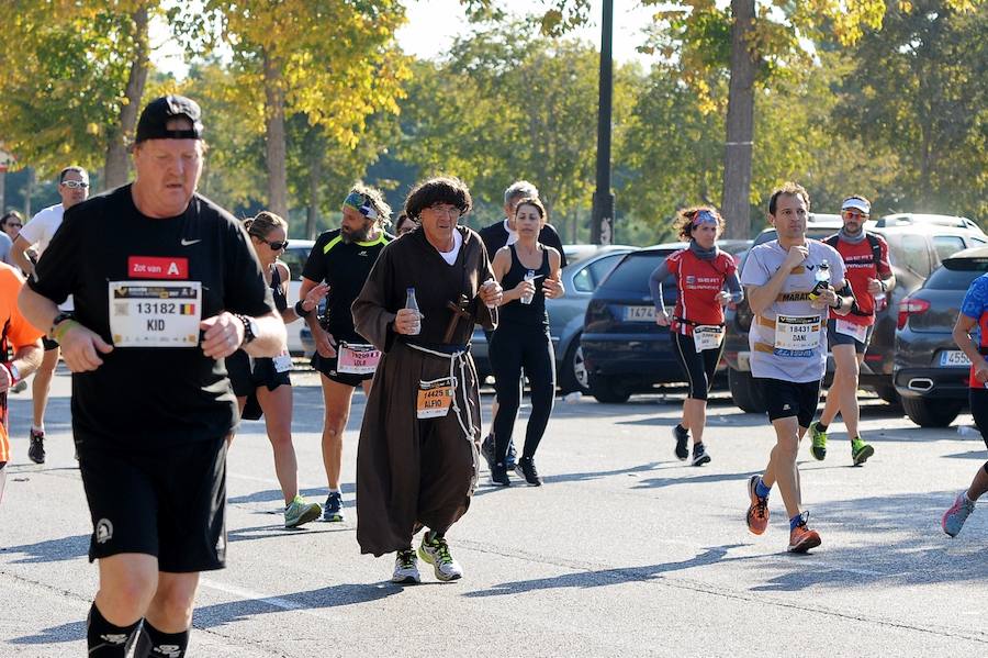 Miles de personas participan en la prueba que gana Kitwara con el récord del Maratón de Valencia