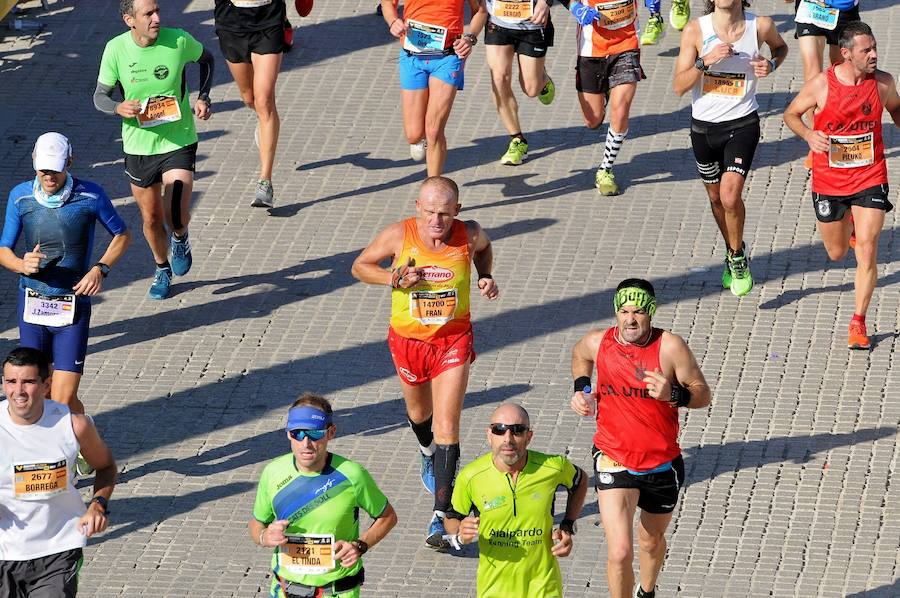 Miles de personas participan en la prueba que gana Kitwara con el récord del Maratón de Valencia