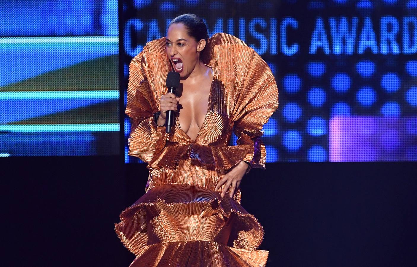 Bruno Mars ganó el premio más importante de los American Music Awards el domingo, en un espectáculo que rindió homenaje a las legendarias divas Diana Ross y la fallecida Whitney Houston.