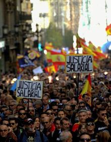 Imagen secundaria 2 - Imágenes de la manifestación de Jusapol en Madrid.