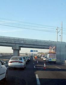 Imagen secundaria 2 - Dos carriles cortados y 5 kilómetros de cola por un accidente en la V-30