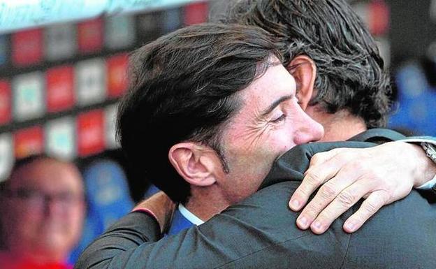 Marcelino y Quique se saludaron al inicio del partido. Luego se las tuvieron tiesas en la banda. 