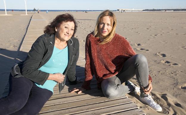 Rosa y Olga se sientan en la arena de la playa de la Malvarrosa, el lugar que han elegido para la entrevista.