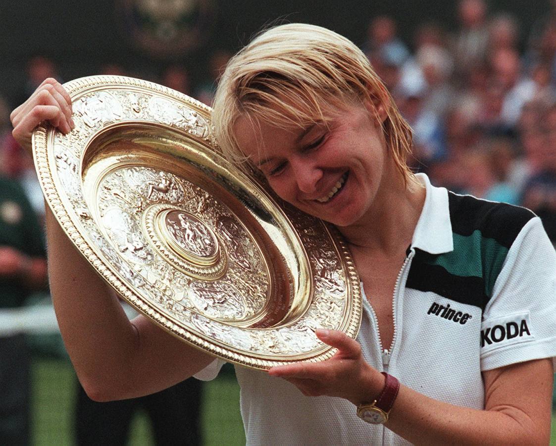 Triste noticia en el mundo del tenis. La tenista checa Jana Novotna, ex número dos del 'ranking' mundial y campeona de Wimbledon el 4 de julio de 1998 (en la imagen), falleció el domingo a los 49 años debido a un cáncer, según anunció este lunes la WTA.