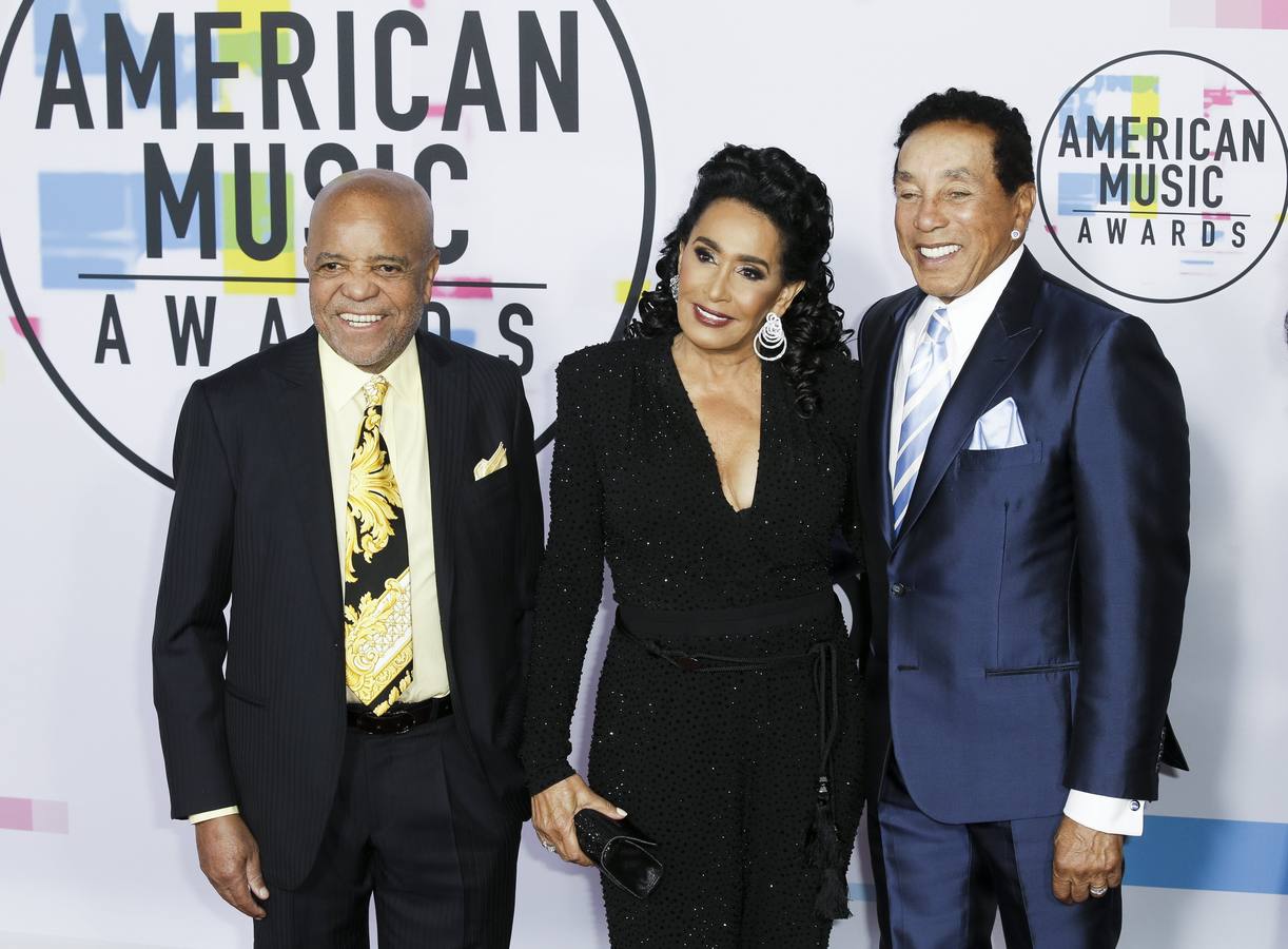 Bruno Mars ganó el premio más importante de los American Music Awards el domingo, en un espectáculo que rindió homenaje a las legendarias divas Diana Ross y la fallecida Whitney Houston.