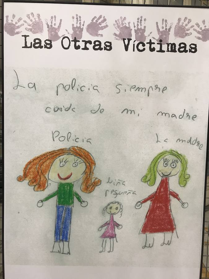 La muestra 'Las otras víctimas' recoge dibujos de hijos de víctimas de maltrato machista, que reflejan cómo ven la situación sus afectados más invisibles. Impulsada desde la Policia Local de Valencia, podrá visitarse hasta el 30 de noviembre en el Salón de Cristal del Ayuntamiento de Valencia. 