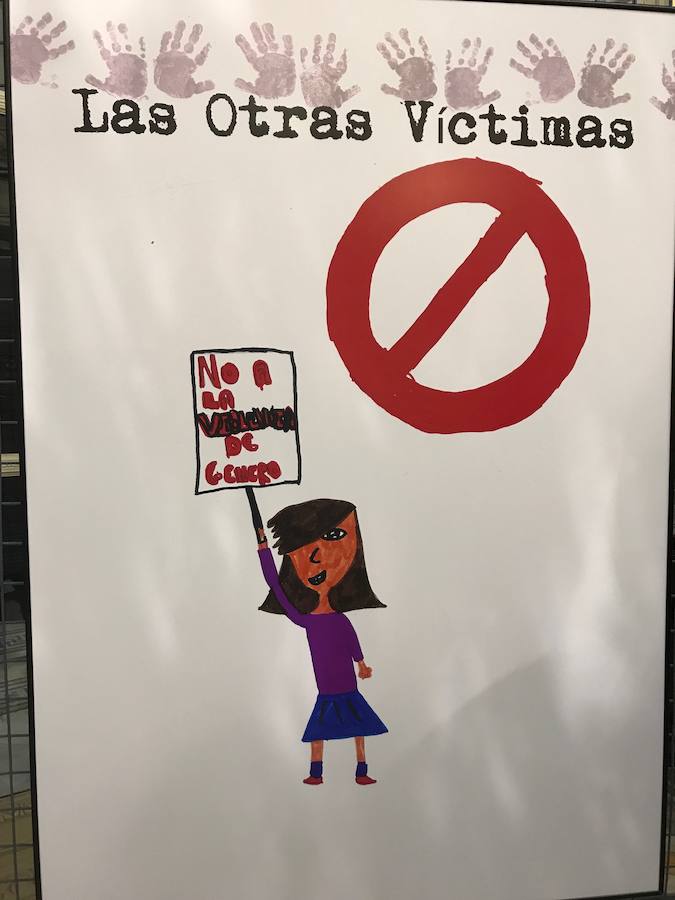 La muestra 'Las otras víctimas' recoge dibujos de hijos de víctimas de maltrato machista, que reflejan cómo ven la situación sus afectados más invisibles. Impulsada desde la Policia Local de Valencia, podrá visitarse hasta el 30 de noviembre en el Salón de Cristal del Ayuntamiento de Valencia. 