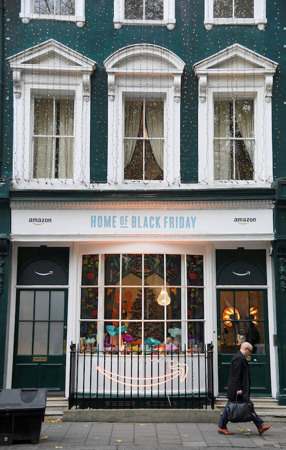 Un escaparate muestra la semana grande del Black Friday de Amazon en Londres.