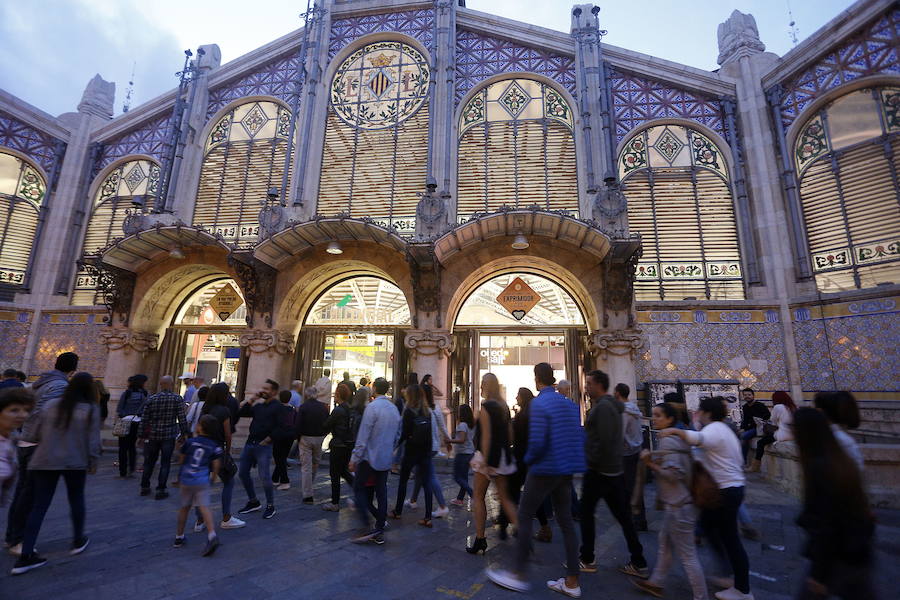 4.- De compras: Cuando era pequeña, acompañada por su madre, y ahora de mayor. El Mercado Central siempre ha sido el lugar elegido por Cuchita Lluch para llenar la despensa.