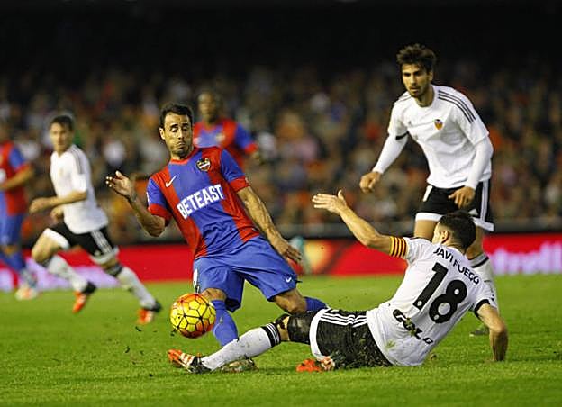 Pedro López, con la publicidad de Beteast en el derbi ante el Valencia de 2015. 
