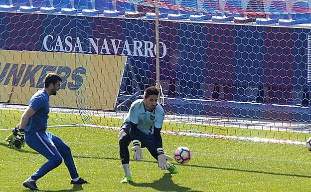 Oier durante un entrenamiento del Levante UD.