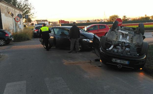 Los dos vehículos implicados, en una imagen de la Policía Local de Alboraya.