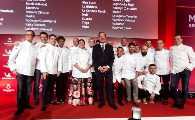 El director internacional de la Guia Michelín, Michael Ellis, acompañado por los cocineros con una estrella Michelin durante la gala para España y Portugal celebrada en el hotel Abama de Guía de Isora, en Tenerife.