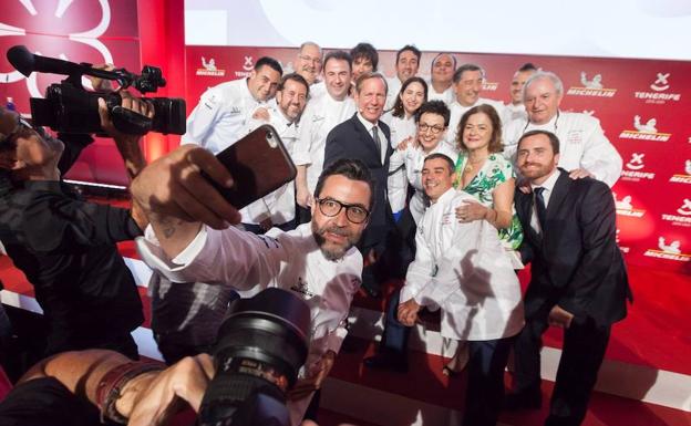 Imagen principal - Algunos cocineros con estrella Michelin durante la gala para España y Portugal celebrada en el hotel Abama de Guía de Isora, en Tenerife.