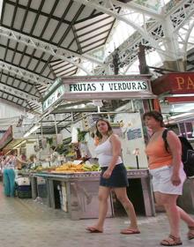 Imagen secundaria 2 - El Mercado Central quiere prohibir la entrada de turistas en bañador y chanclas