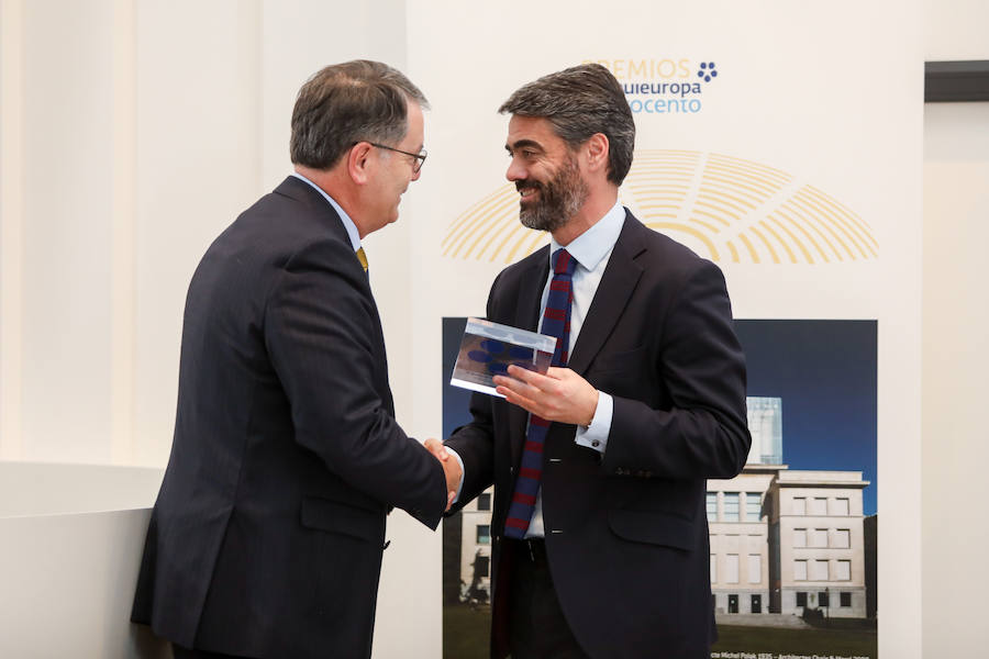 Acto de entrega de los Premios Aquí Europa-Vocento. Luis Enriquez, consejero delegado de Vocento entrega el premio a Nicolás Pascual de la Parte, Embajador de España ante la OTAN.