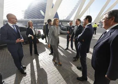 Imagen secundaria 1 - La ministra Cospedal inaugura el Congreso Big Data en Valencia: «Debemos igualar el paso de la seguridad a los cambios tecnológicos»