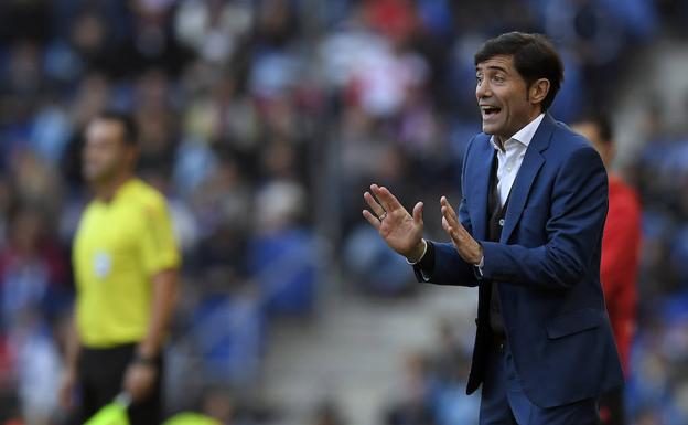 Marcelino gesticula durante el partido en Cornellà antes de su expulsión.