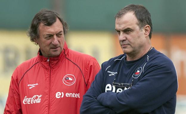 Luis Bonini, junto a Marcelo Bielsa en su etapa con Chile. 