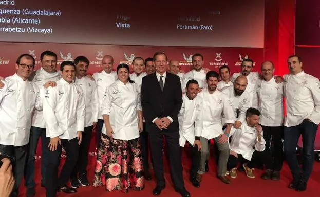 El director internacional de la Guia Michelín, Michael Ellis, acompañado por los cocineros con una estrella Michelin. 