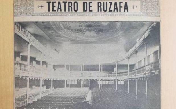 Imagen principal - Imagen del patio de butacas del Teatro Ruzafa y de los carteles de dos espectáculos ofrecidos.