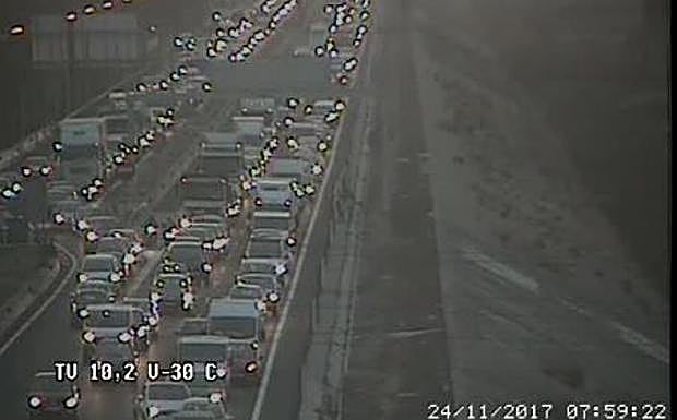 Imagen de la cámara en la que se ve el monumental atasco. 