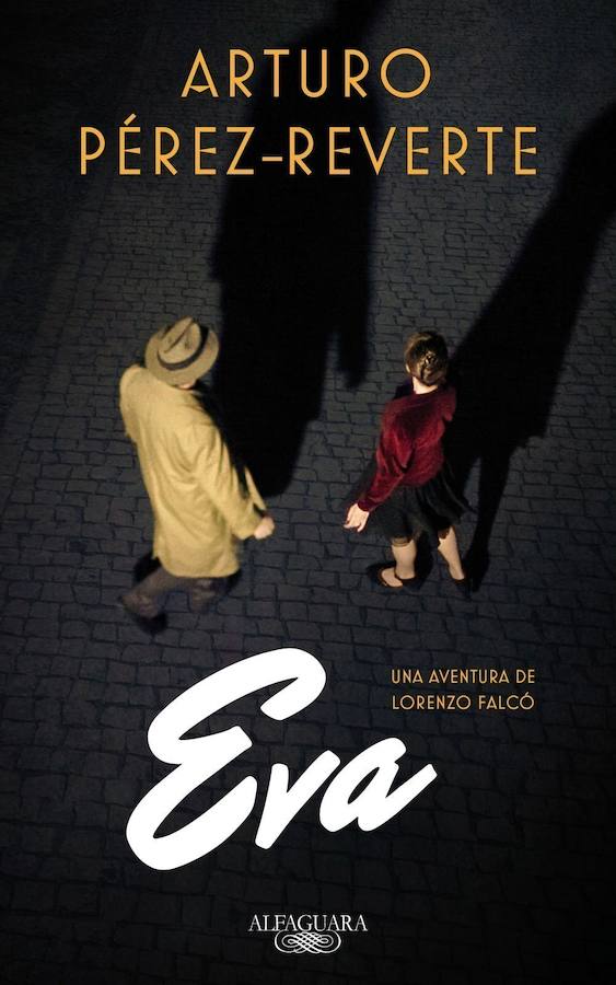 LOS MÁS VENDIDOS - FICCIÓN - 7. 'Eva', de Arturo Pérez-Reverte. Marzo de 1937. Mientras la Guerra Civil sigue su trágico curso, una nueva misión lleva a Lorenzo Falcó hasta Tánger, turbulenta encrucijada de espías, tráficos ilícitos y conspiraciones, con el encargo de conseguir que el capitán de un barco cargado con oro del Banco de España cambie de bandera. Espías nacionales, republicanos y soviéticos, hombres y mujeres, se enfrentan en una guerra oscura y sucia en la que acabarán regresando peligrosos fantasmas del pasado.