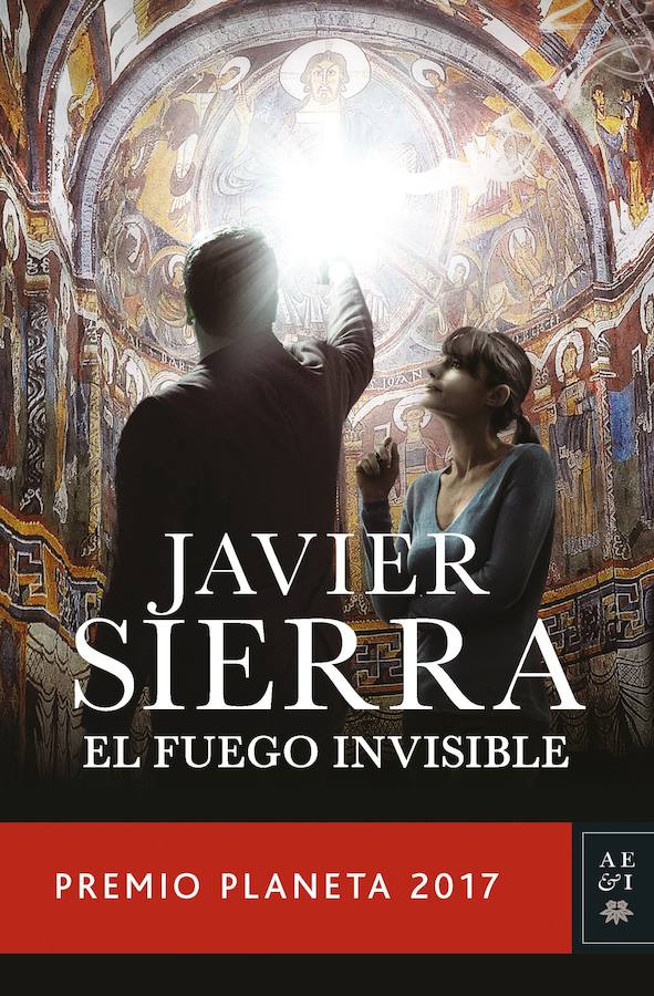 LOS MÁS VENDIDOS - FICCIÓN - 2. 'El fuego invisible' de Javier Sierra. David Salas, un prometedor lingüista del Trinity Collage de Dublín, se encuentra, después de aterrizar en Madrid para pasar sus vacaciones, con Victoria Goodman, una vieja amiga de sus abuelos y con su joven ayudante, una misteriosa historiadora del arte. Ese hecho trastocará sus planes y lo empujará a una sorprendente carrera por averiguar qué ha sucedido con una de los alumnos de la escuela de literatura que regenta lady Goodman. Para su sorpresa, la clave parece esconderse en el mito del grial y su vinculación con España. Remotas iglesias románicas de los Pirineos, colecciones de arte en Barcelona, libros antiguos y extraños códigos en piedra se alinean en una trama llena de intriga que nos hará pensar sobre el origen de toda inspiración, literatura y arte verdaderos.