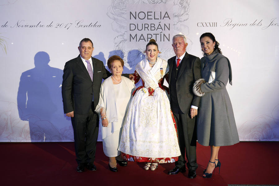 Las regines dels Jocs Florals que han representado a Lo Rat Penat desde el centenario del certamen (en 1983) y hasta la actualidad pasaron este viernes una vez más a la historia, puesto que coincidieron en un emotivo acto que tuvo lugar en el edificio del Reloj del Puerto de Valencia.