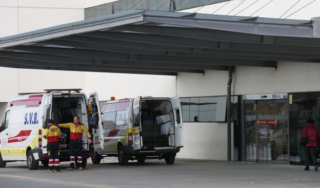 Ambulancias en la puerta de un hospital de la Comunitat. 