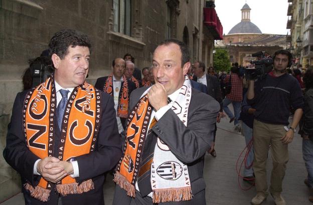 Jaume Ortí y Rafa Benítez, durante la celebración de la Liga de 2004. 