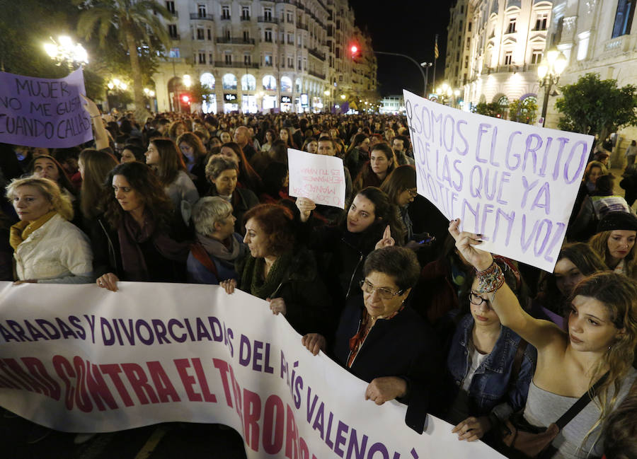 Fotos de la manifestación contra la violencia machista en Valencia