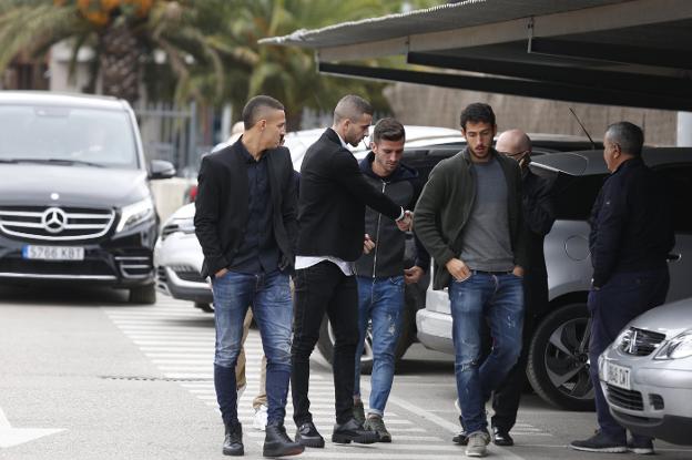 Rodrigo, Jaume, Gayà y Parejo, capitanes del Valencia, acudieron al tanatorio junto a Marcelino. 