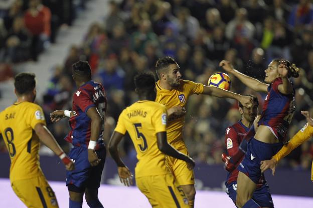 Koke y Unal pelean por un balón aéreo en un lance del encuentro entre Levante y Atlético de Madrid. 