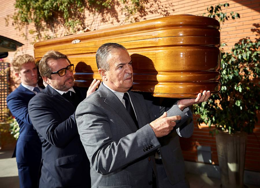 Familiares y amigos del expresidente del mejor Valencia de la historia asisten a su funeral en la parroquia José María Escrivá. 