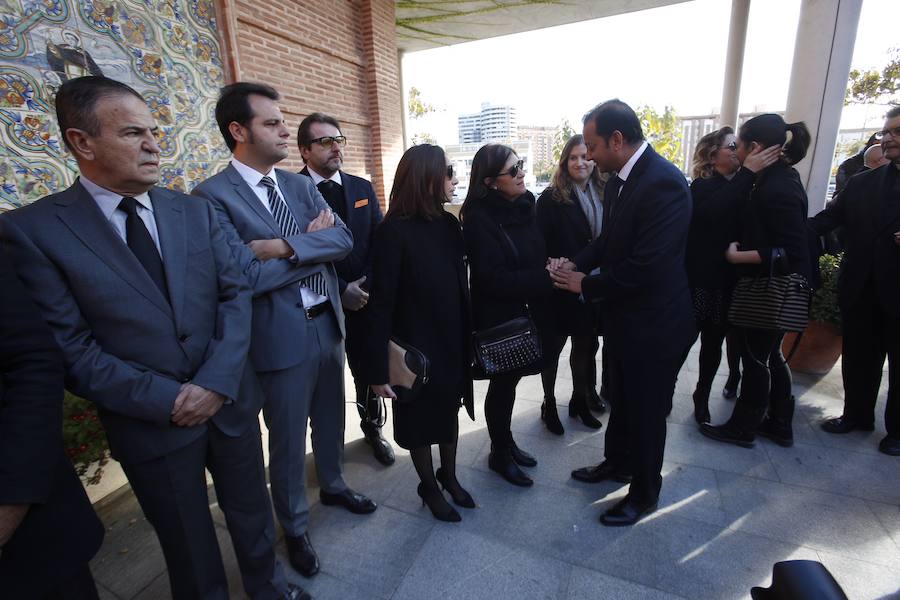 Familiares y amigos del expresidente del mejor Valencia de la historia asisten a su funeral en la parroquia José María Escrivá. 