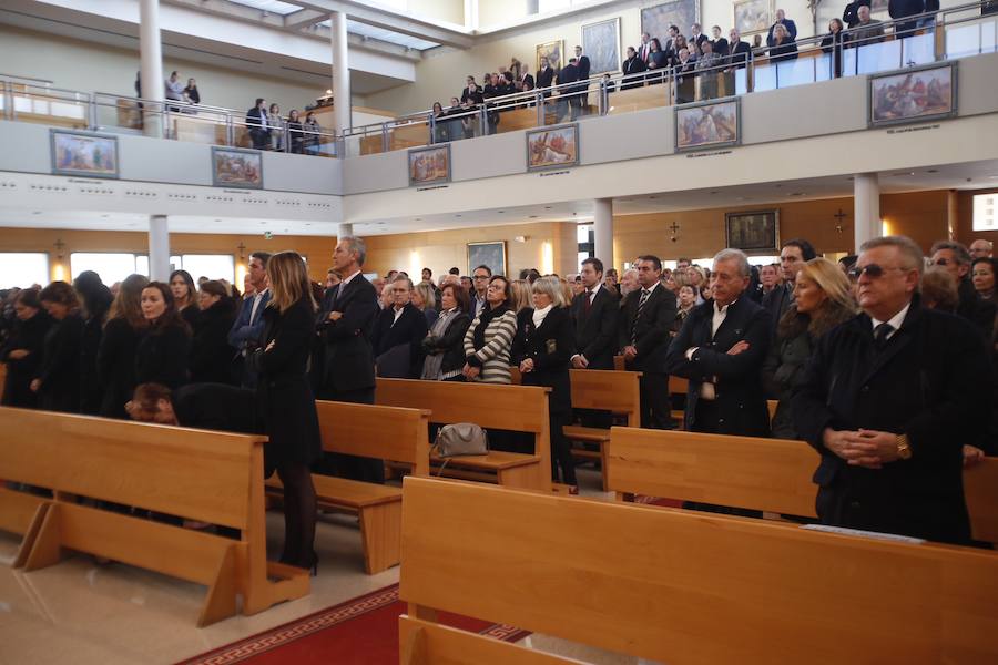 Familiares y amigos del expresidente del mejor Valencia de la historia asisten a su funeral en la parroquia José María Escrivá. 