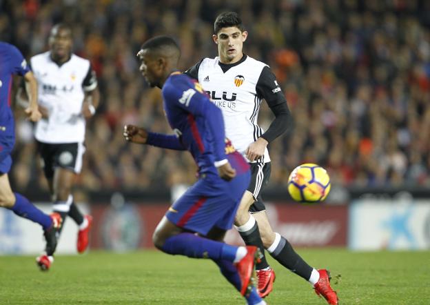 Guedes controla el balón, con Semedo cerca. 