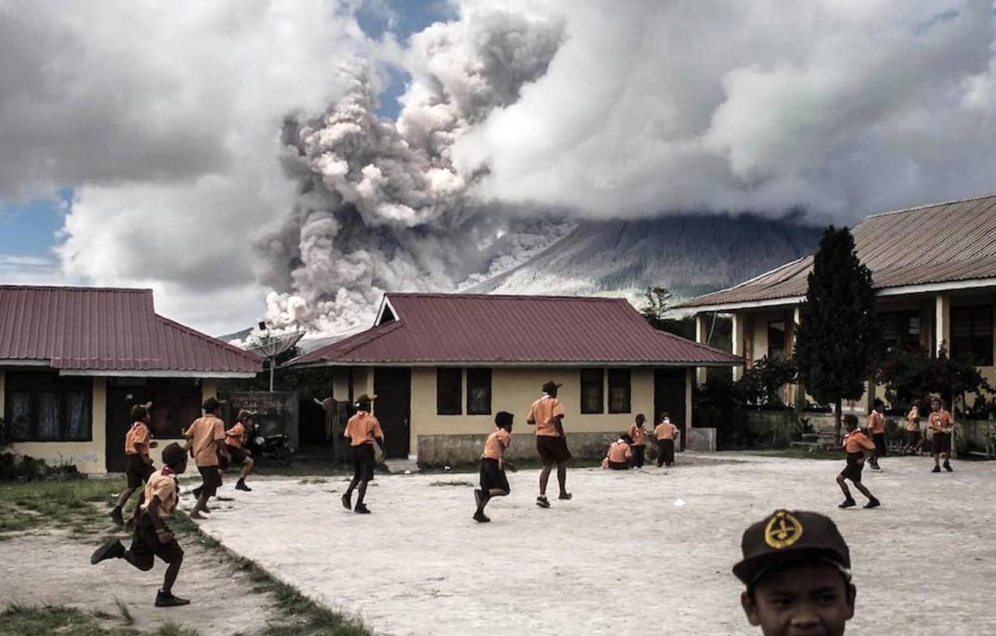 Unas 100.000 personas serán evacuadas por la inminente erupción de volcán Agung en Bali.