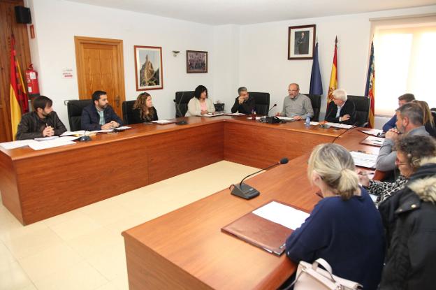 La intervención del alcalde de Benitatxell al comienzo del pleno extraordinario celebrado ayer. 